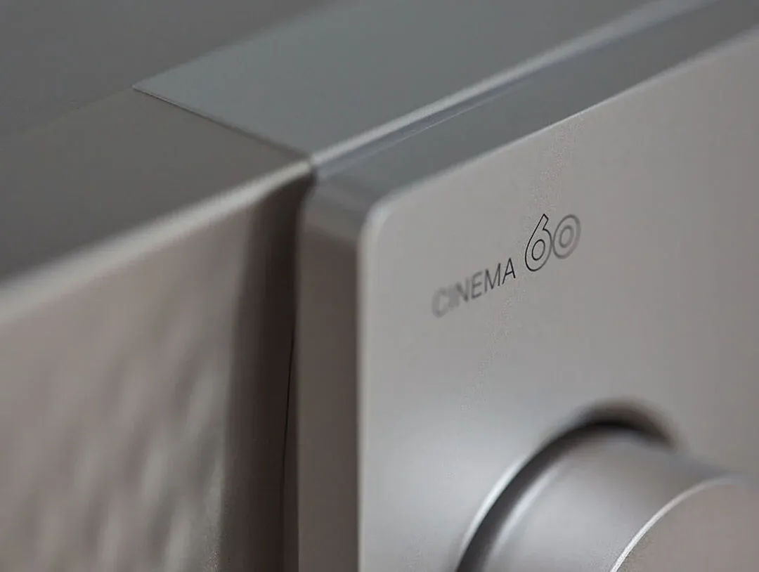 Detail laděného výkonu a zpracování AV receiveru Marantz Cinema 60