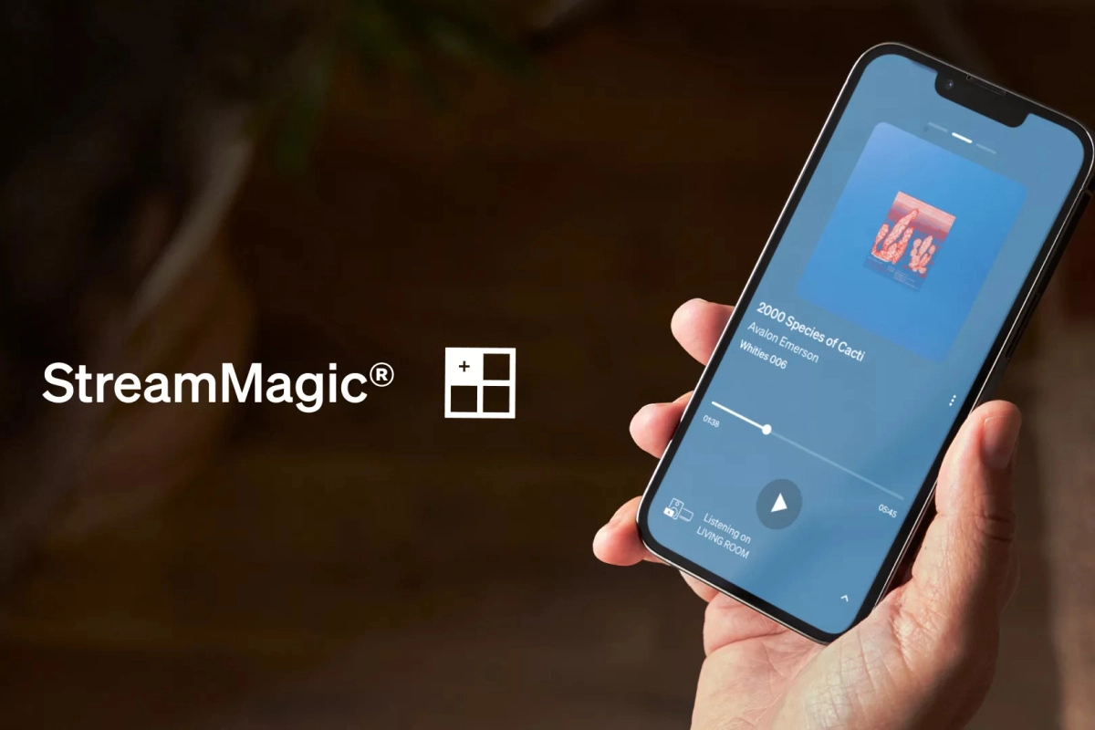 Ruka drží telefon s aplikací StreamMagic, vedle logo StreamMagic, ovládání streamování z Cambridge Audio L/R M