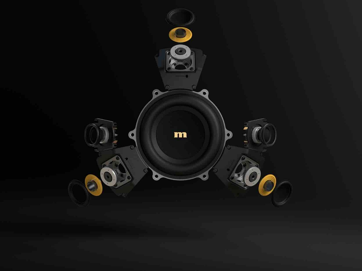 Pohled na vnitřní konstrukci se zesilovačem Marantz Rise a měniči Marantz Gravity