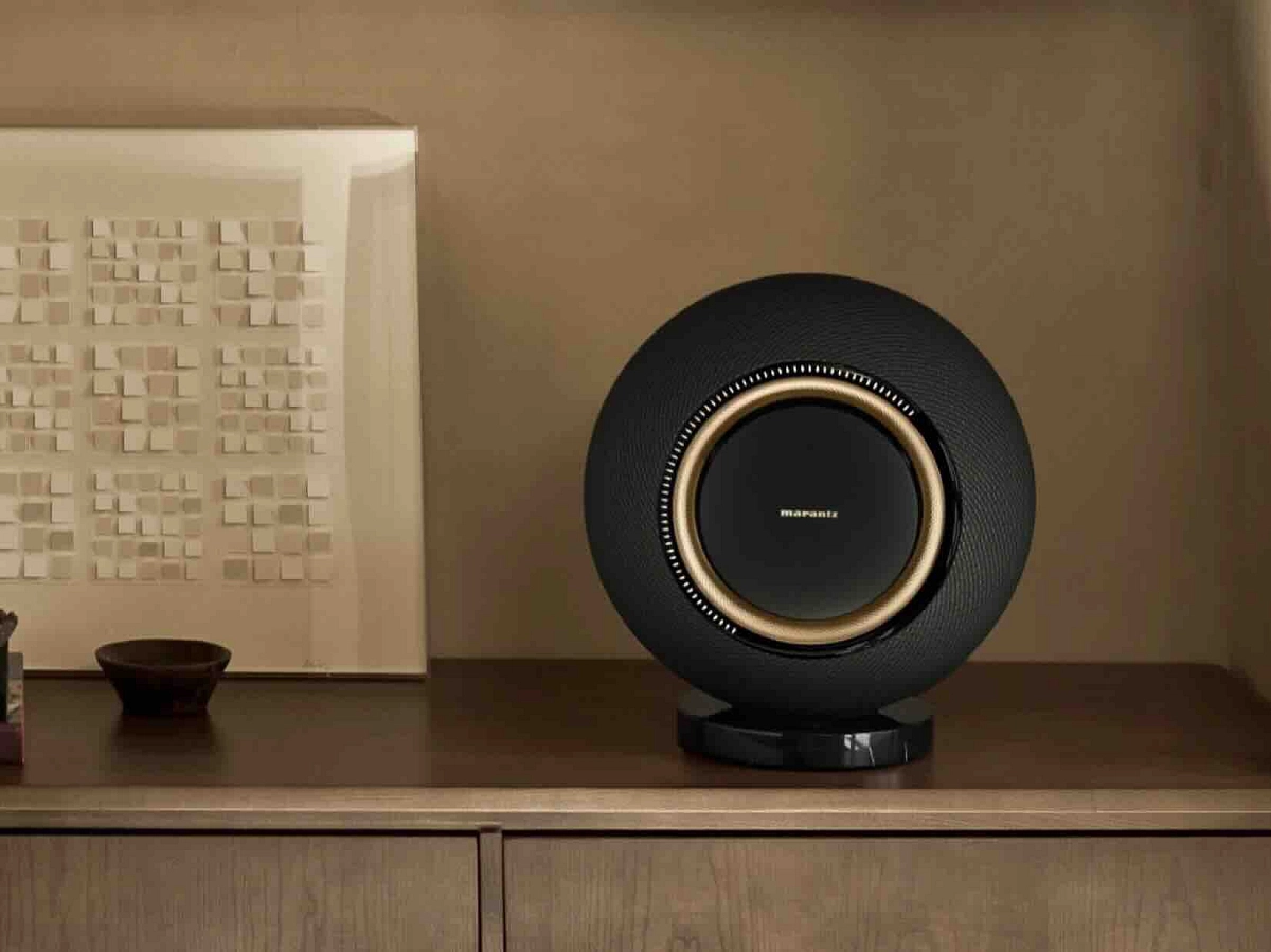 Marantz Horizon v obývacím pokoji v podvečerním tlumeném světle