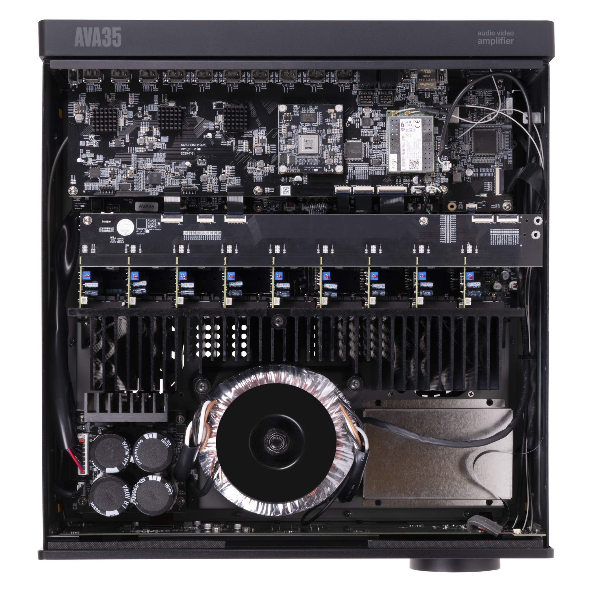 Pohled do vnitřku Arcam AVA35 s toroidním transformátorem a moduly zesilovače třídy G