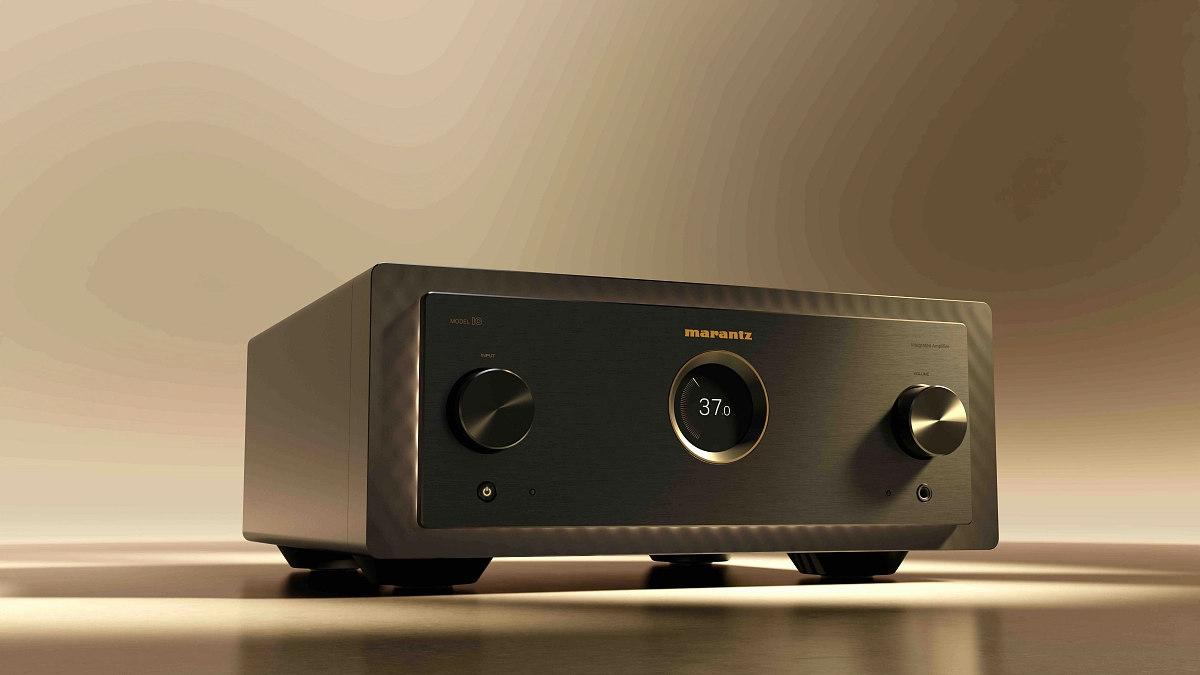 Marantz MODEL 10 v grafitovém provedení nasvícený z boku, na čelním OLED displeji hodnota hlasitosti