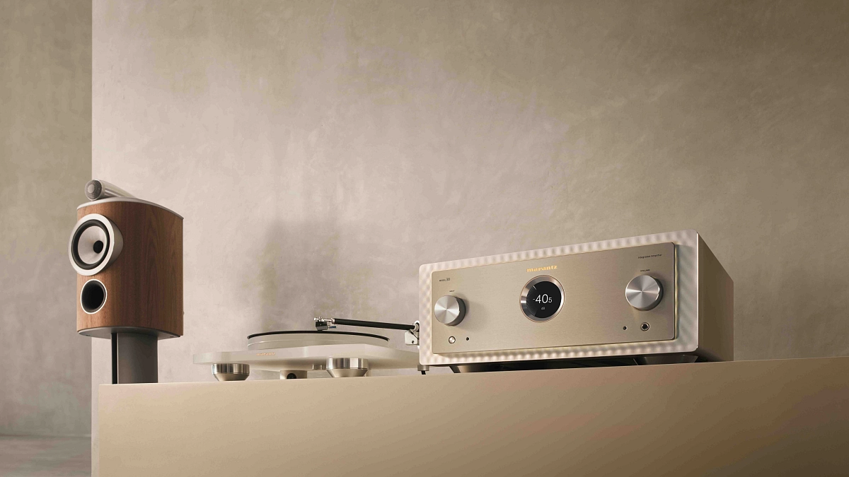 Marantz MODEL 10 ve stříbrném provedení na konzoli vedle gramofonu a regálového reproduktoru