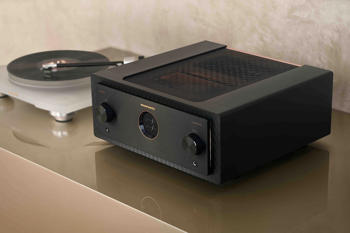Marantz MODEL 10 v grafitovém provedení z nadhledu vedle gramofonu, shora prosvítá osvětlená krycí mřížka ze síťoviny