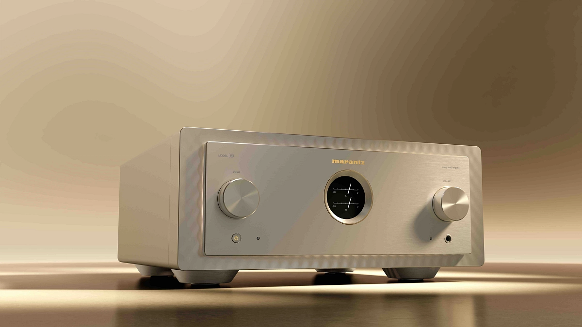 Marantz MODEL 10 ve stříbrném provedení nasvícený z boku, čelní panel z broušeného hliníku
