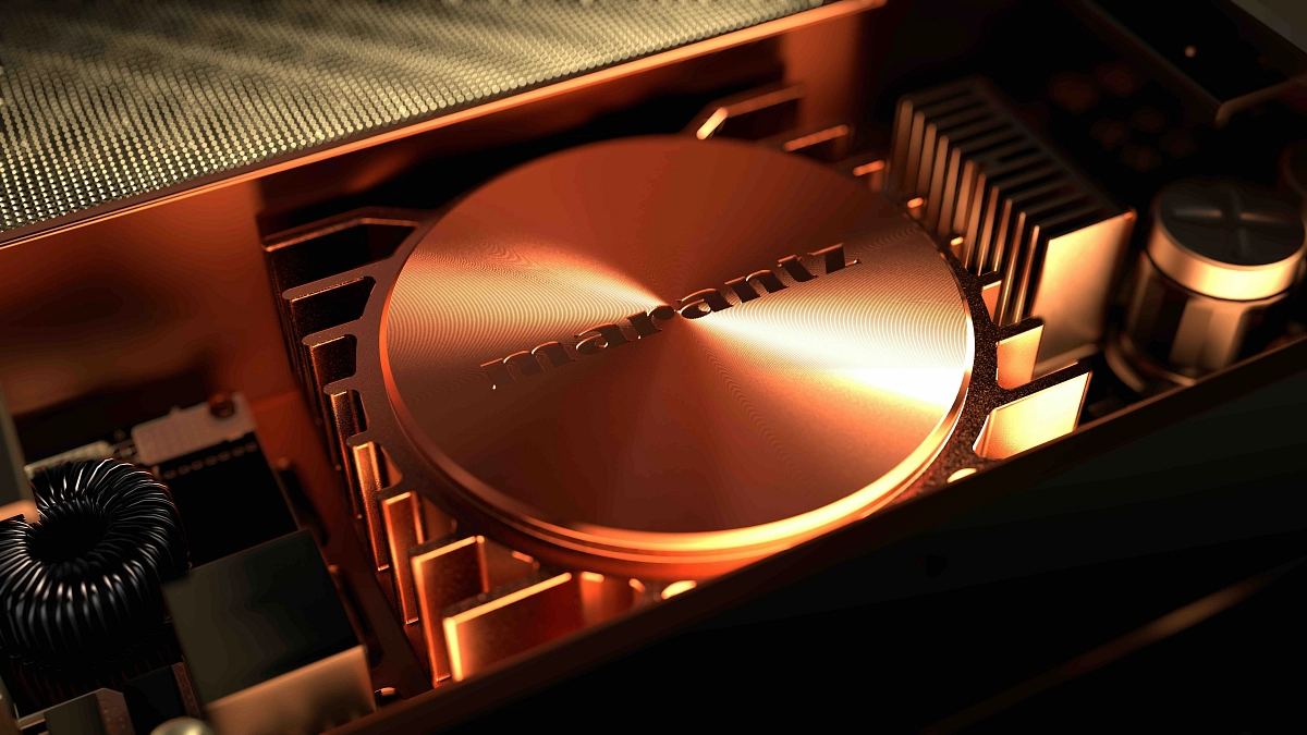 Detail vnitřku Marantz MODEL 10, měděné stínění a skříň transformátoru s logem marantz