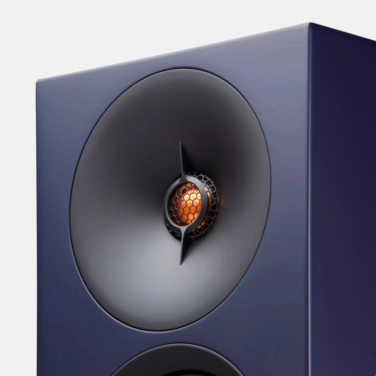 Detail výškového měniče Cambridge Audio L/R S v tmavě modrém provedení — hliníkový měnič s voštinovou mřížkou usazený ve vlnovodu