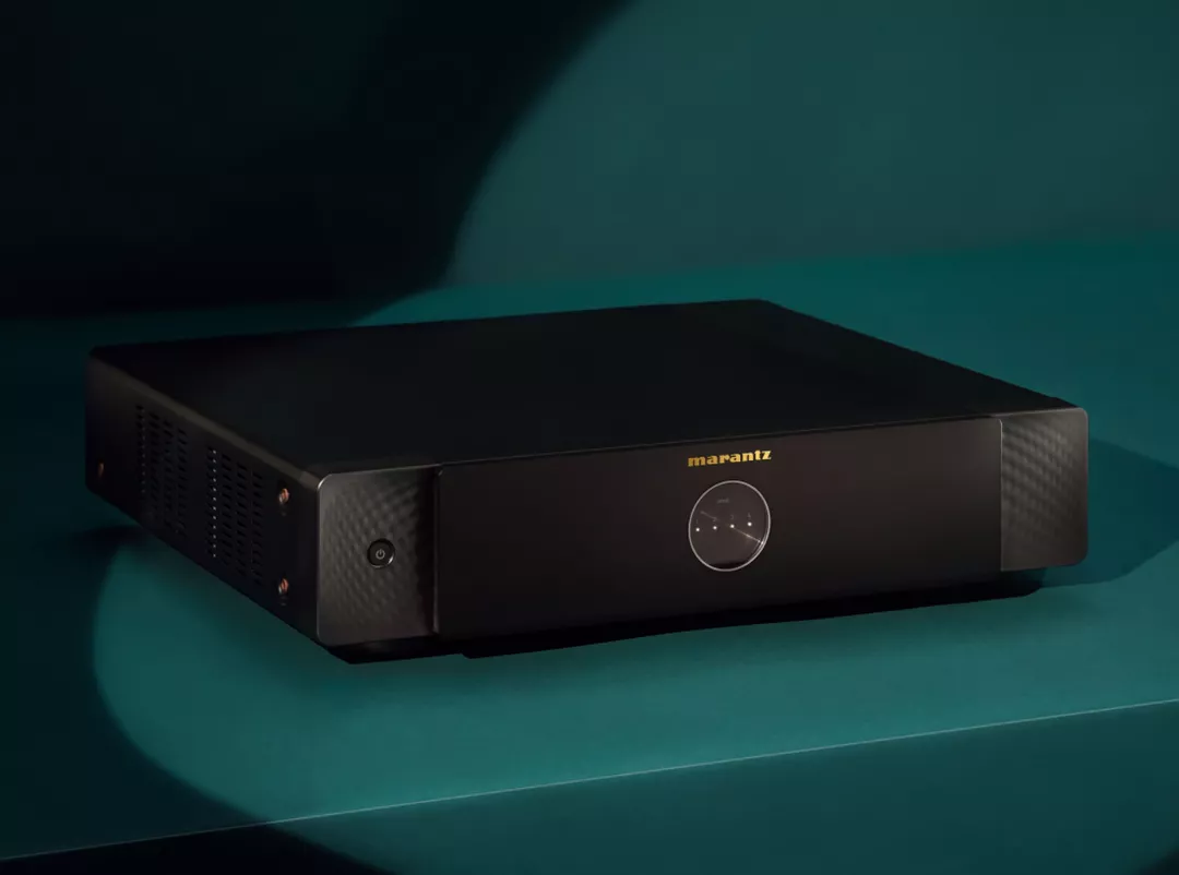 Marantz MODEL M4 zezadu s detailem konektorů reproduktorových výstupů a vstupů