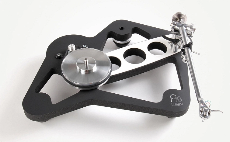 Detail raménka RB3000 a hlavy přenosky na gramofonu Rega Planar 10