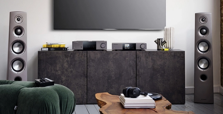 Zadní panel Cambridge Audio EXA100 s reproduktorovými terminály, vstupy XLR a RCA, HDMI eARC, USB Audio a optickými vstupy TOSLINK