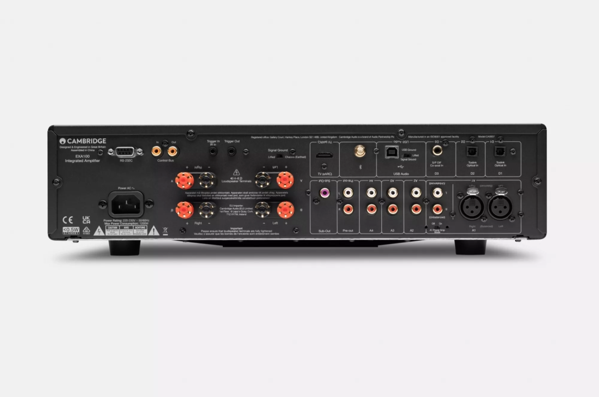 Detail levého rohu předního panelu Cambridge Audio EXA100 s vyfrézovaným logem Cambridge a konektorem pro sluchátka