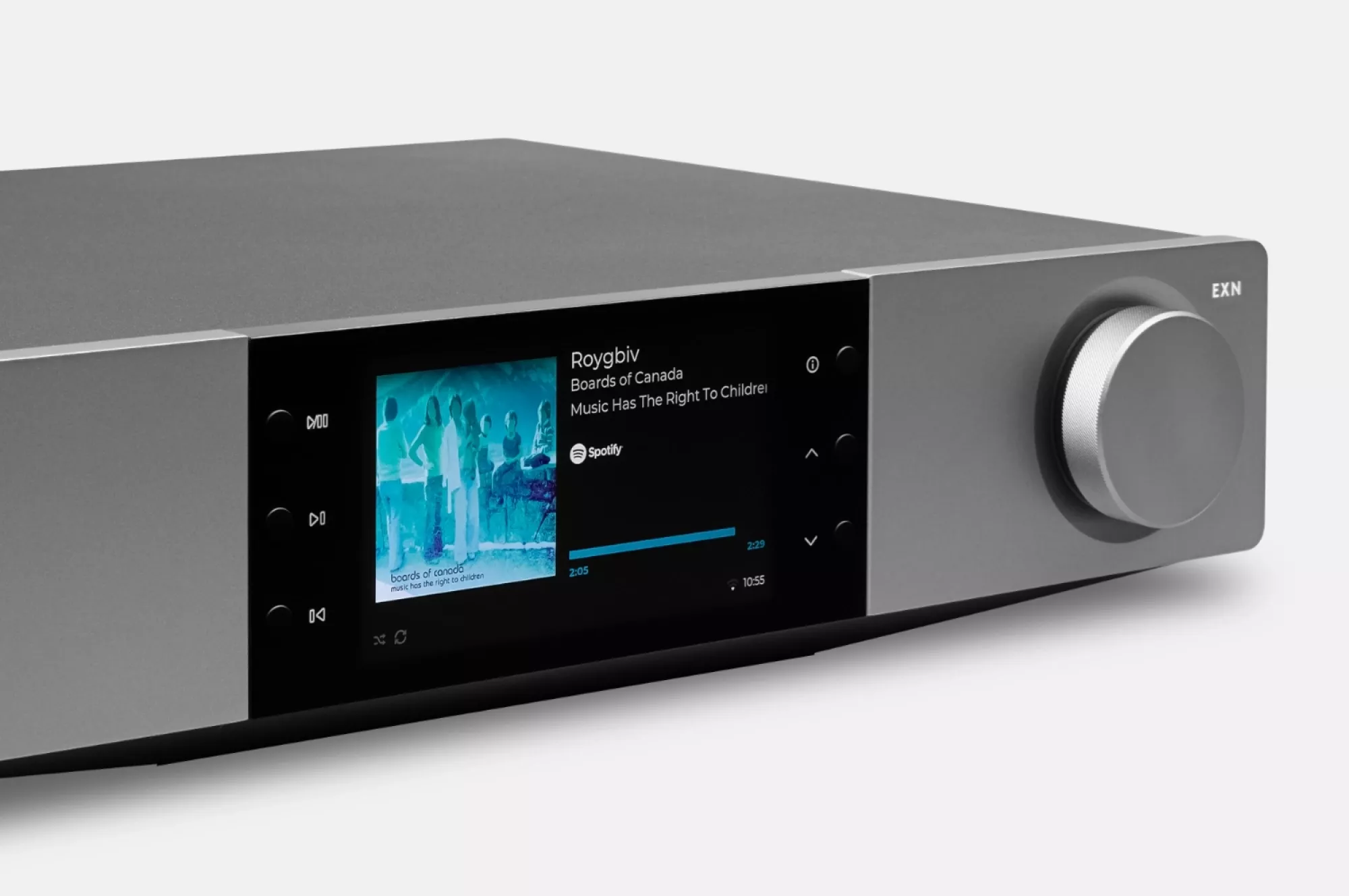 Šikmý čelní pohled na Cambridge Audio EXN100 v šedém hliníkovém provedení s velkým displejem a stříbrným otočným voličem, na obrazovce skladba Boards of Canada přes Spotify