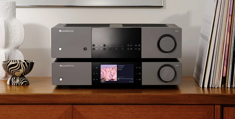 Detail telefonu s aplikací StreamMagic — sekce Presets s rádii BBC Radio 6, NTS a sekce Sources s ikonami Qobuz, TIDAL, Spotify, Bluetooth, AirPlay a Roon Ready