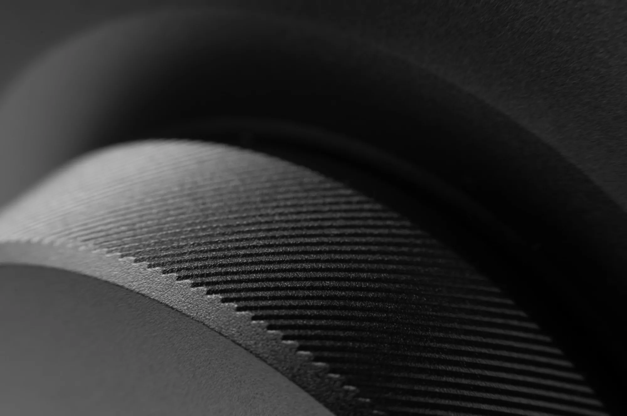 Makro detail vroubkovaného hliníkového ovládacího knoflíku Cambridge Audio EXN100 s jemně frézovanými lamelami