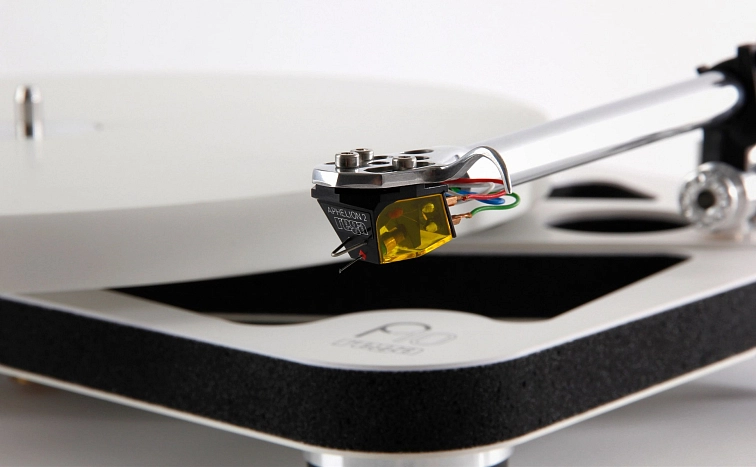 Rega Planar 10 z profilu s talířem a napájecím zdrojem