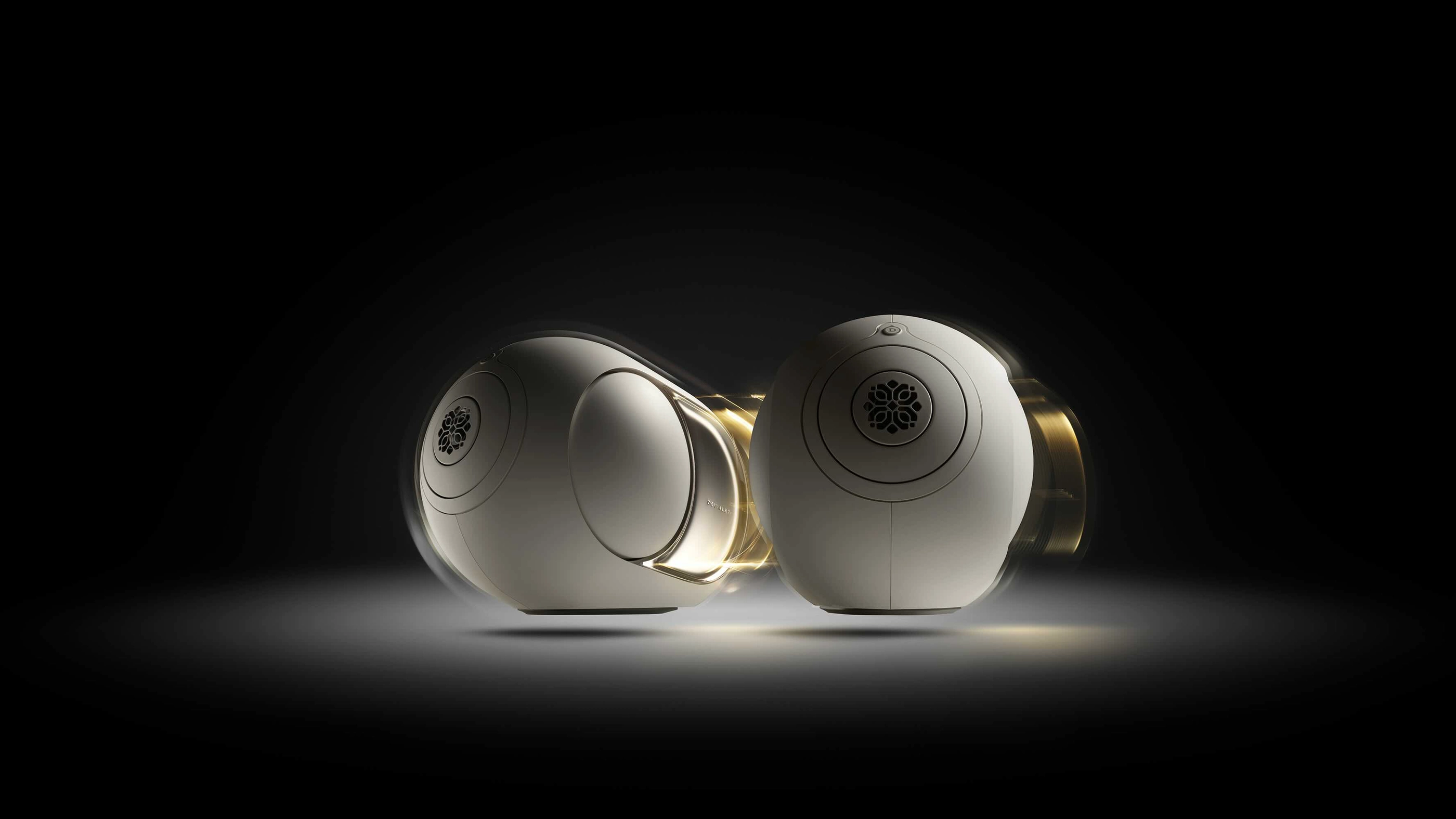 Dvojice Devialet Phantom Ultimate Opéra de Paris ve stereo páru s viditelnými bočními wooferdy a zlatým motion blur