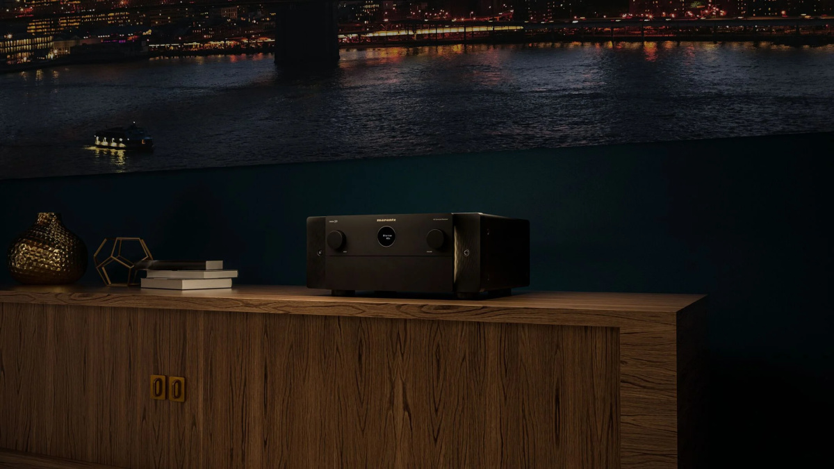 Marantz Cinema 30 — pohled na přední panel černé varianty, zlatý věnec ladění vlevo