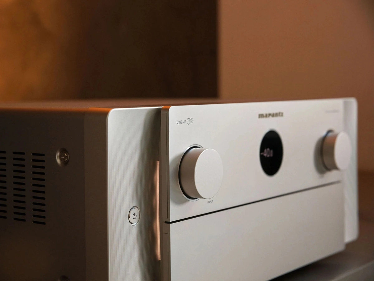 Marantz Cinema 30 — detail přední části šasi, zlatý věnec a displej
