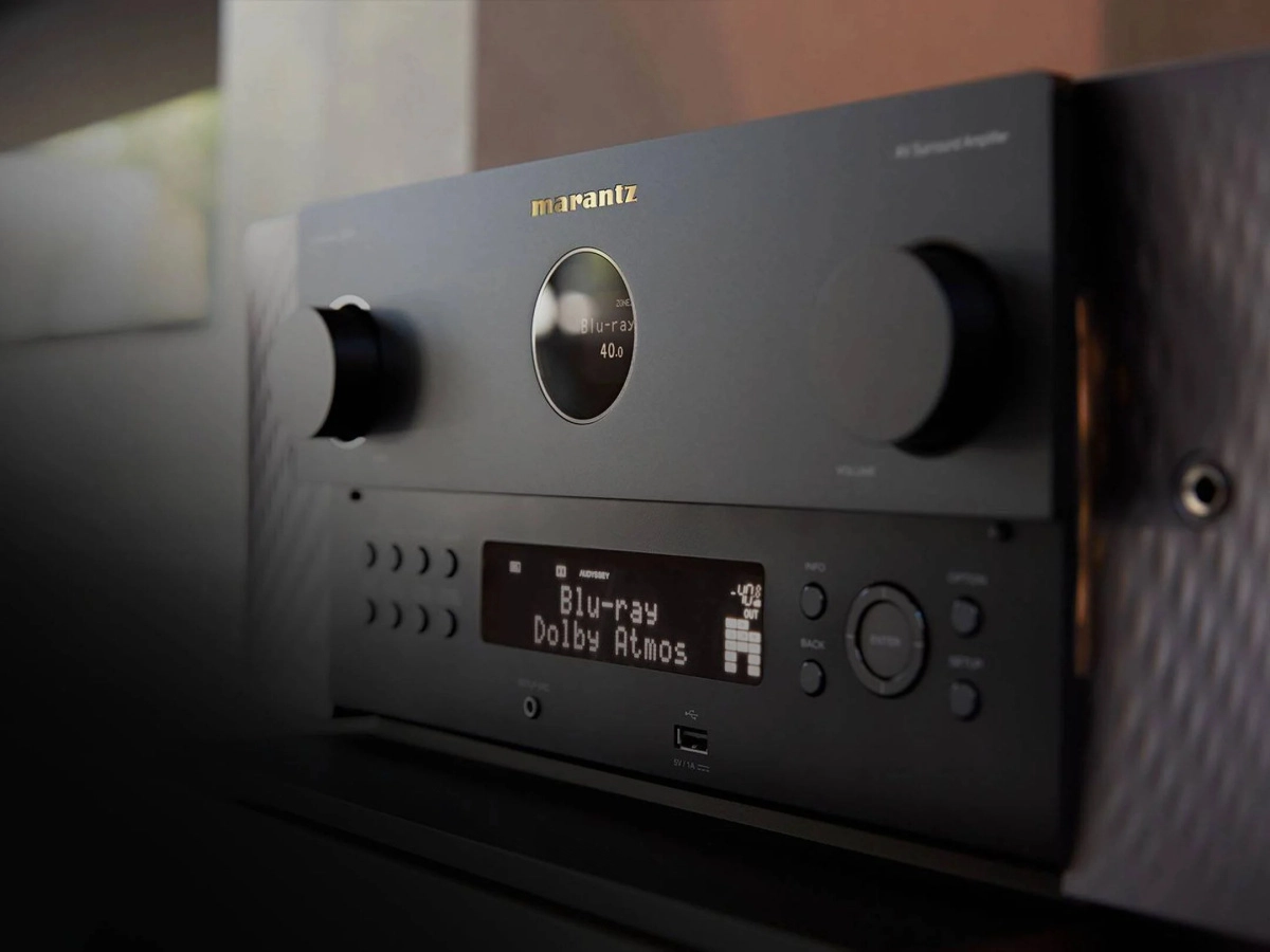 Marantz Cinema 30 — pohled na přední panel zlatavě stříbrné varianty v domácím kině