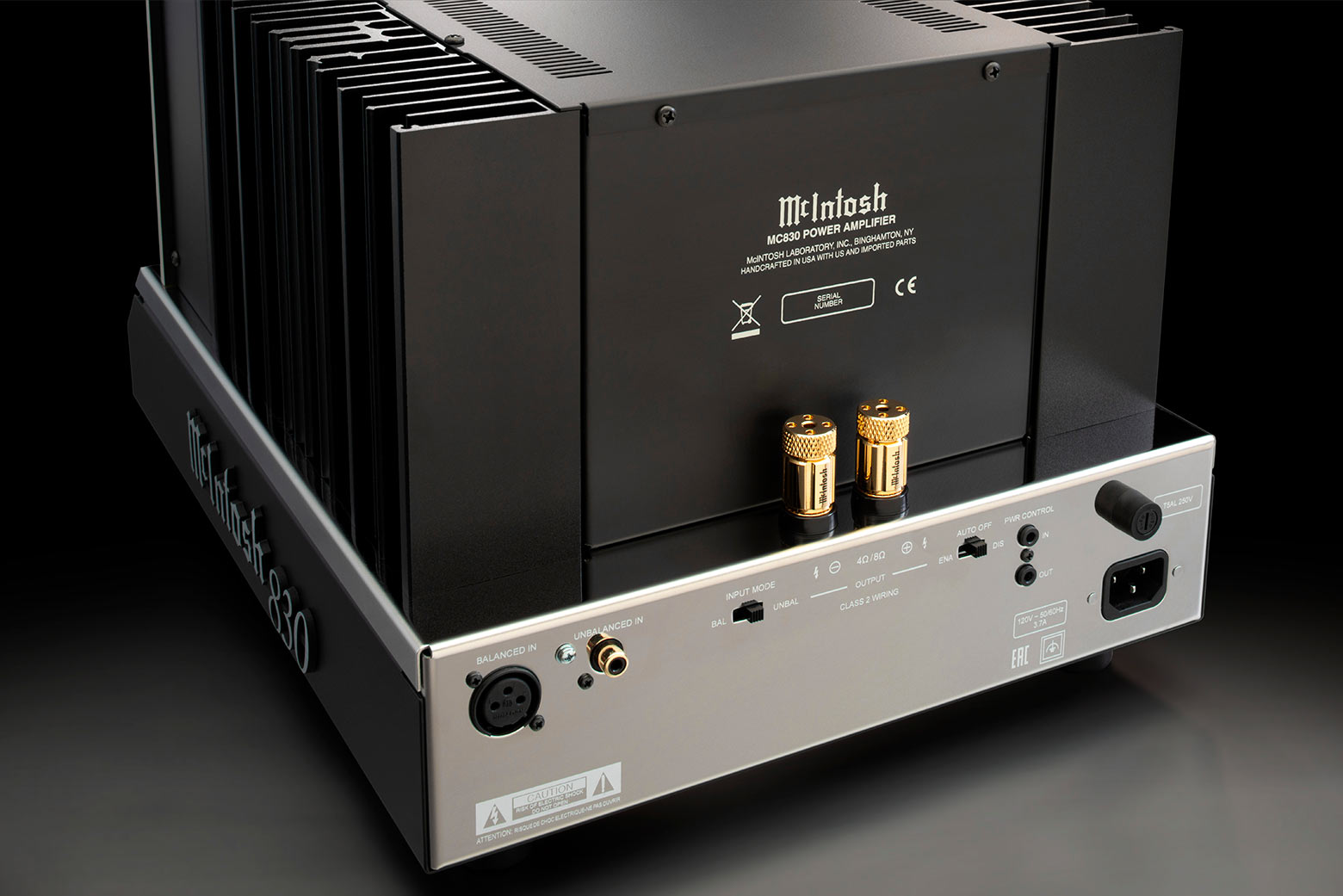 Zadní panel McIntosh MC830 se symetrickým a nesymetrickým vstupem, zlacenými svorkami Solid Cinch a porty Power Control