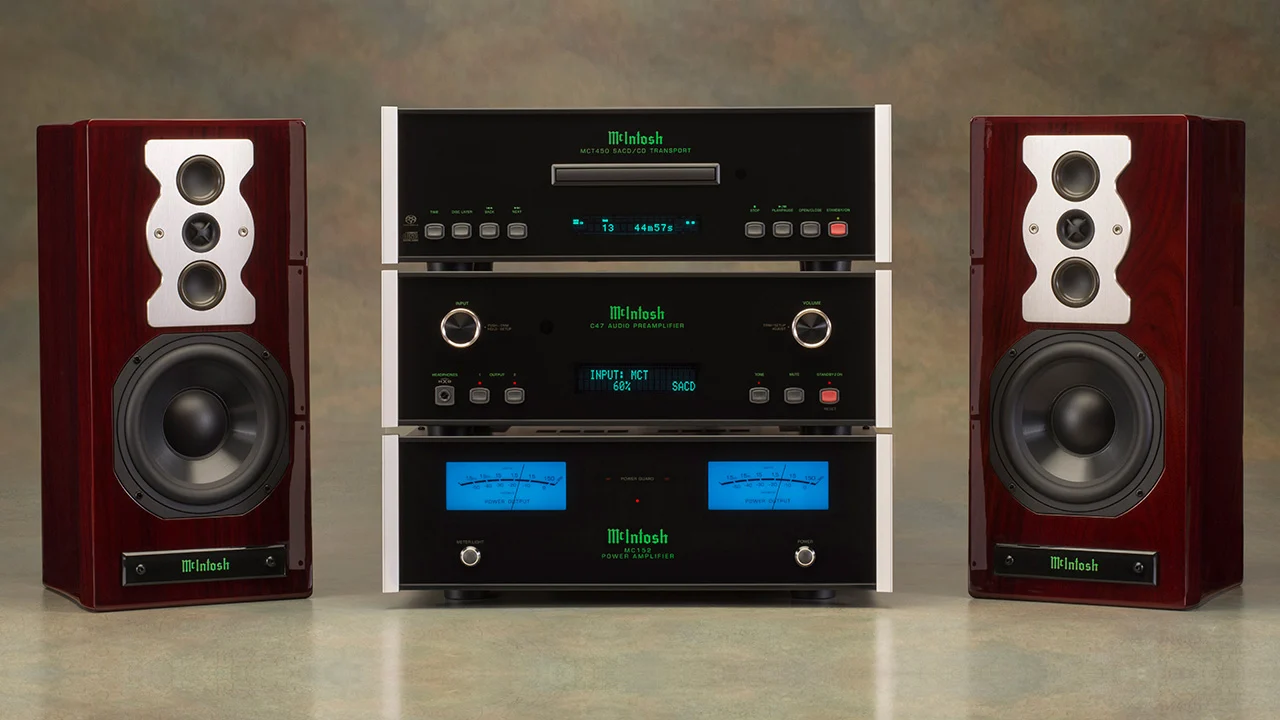 Sestava komponent McIntosh propojených v jednom audio systému
