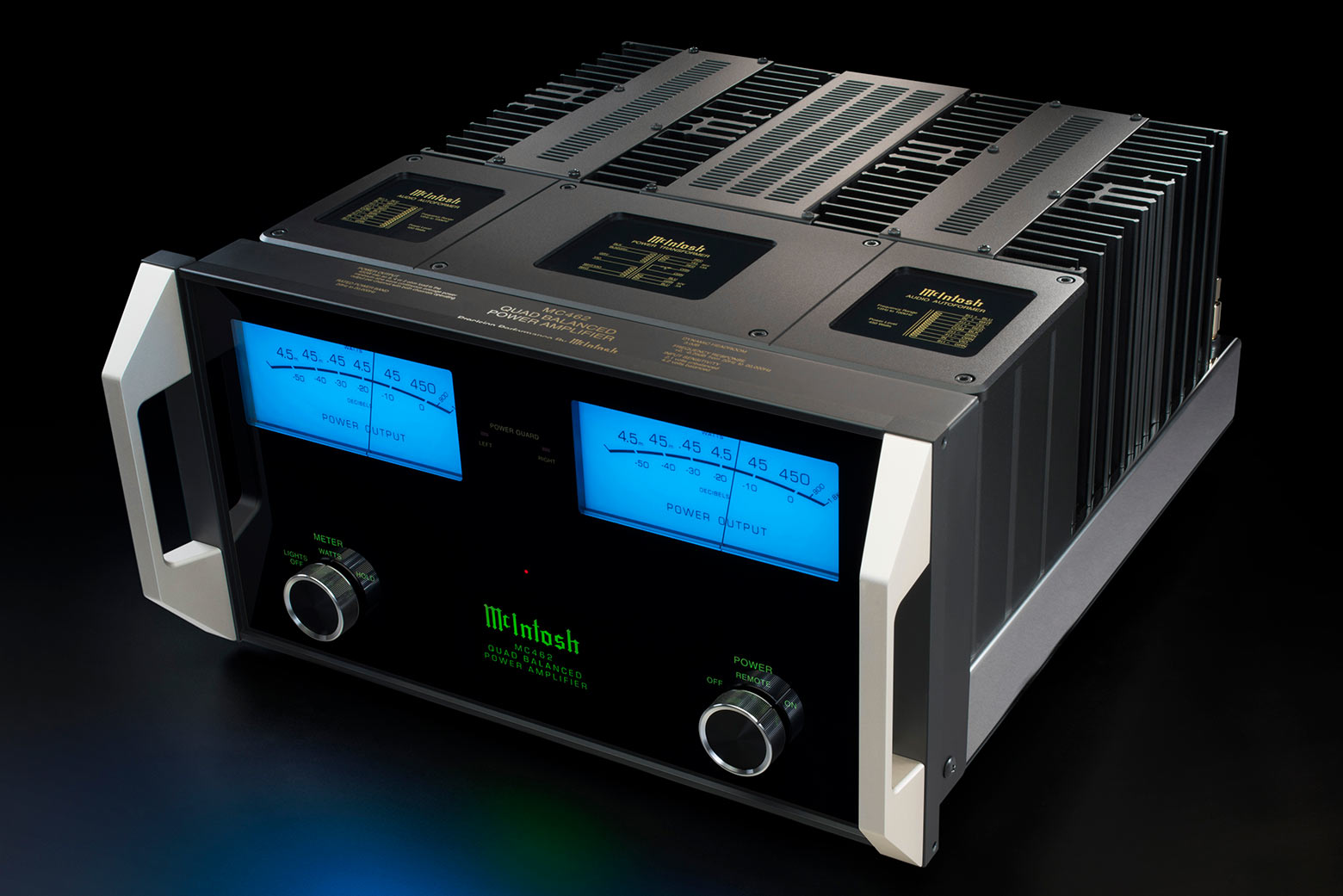 McIntosh MC462 z úhlu — dvojice modrých měřičů výkonu, hliníkové úchyty a monogramované chladiče