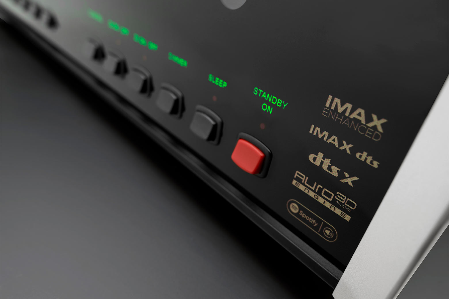 Loga podporovaných formátů Dolby Atmos, DTS:X Pro, Auro-3D a IMAX Enhanced na panelu McIntosh MX123