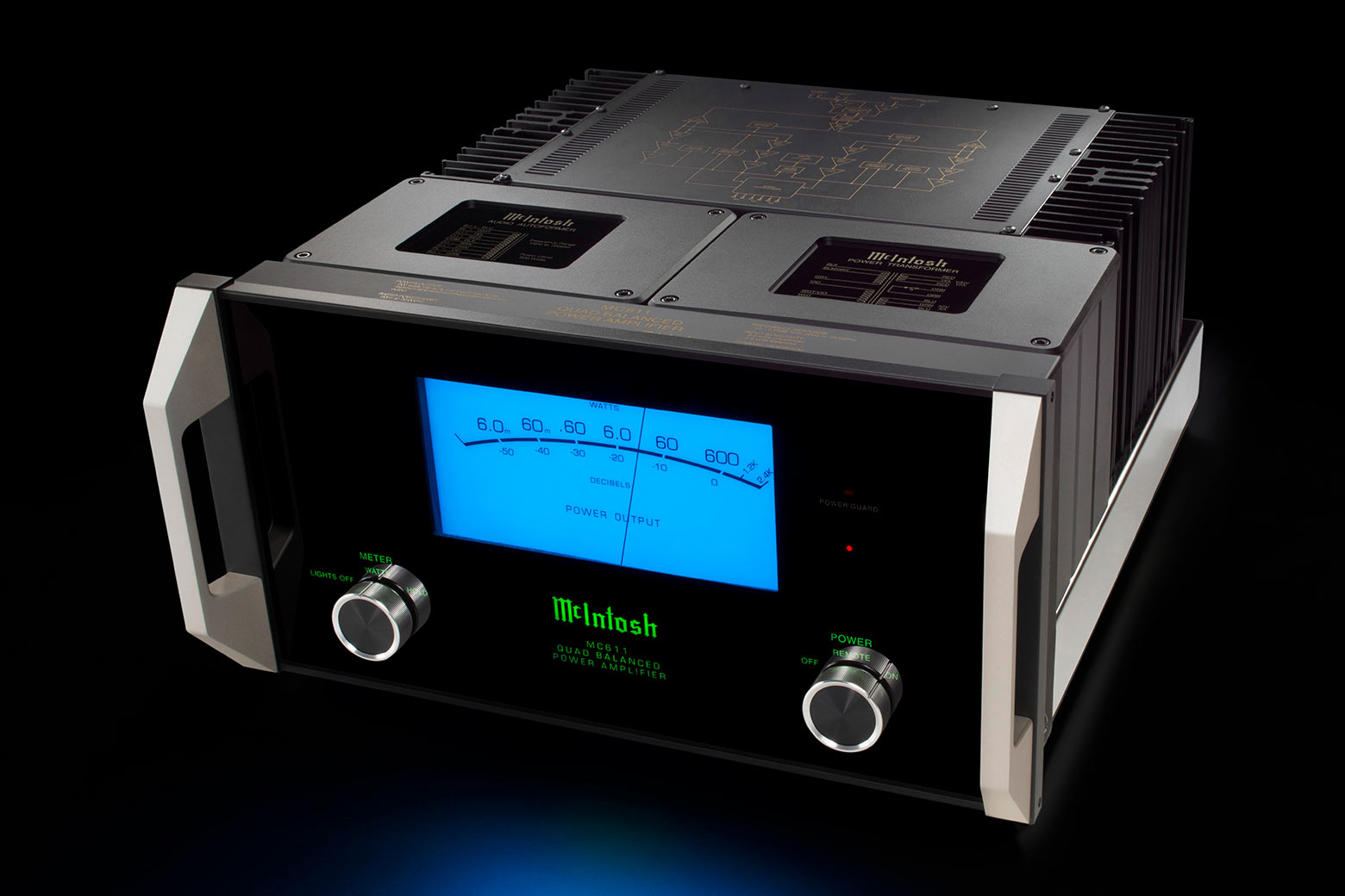 McIntosh MC611 z úhlu — velký modrý měřič výkonu, hliníkové úchyty a kryty transformátorů se skleněnou horní částí