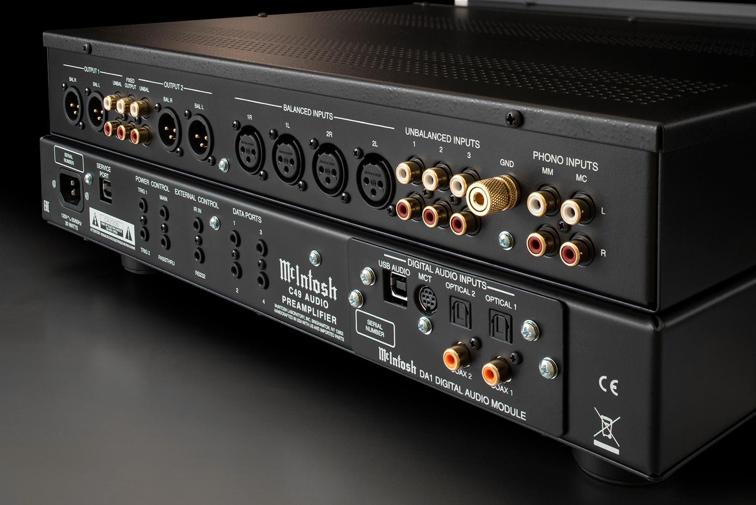Zadní panel McIntosh C49 s analogovými symetrickými a nesymetrickými vstupy, MM a MC phono vstupy a digitálním modulem DA1 se vstupy USB, MCT, optickými a koaxiálními