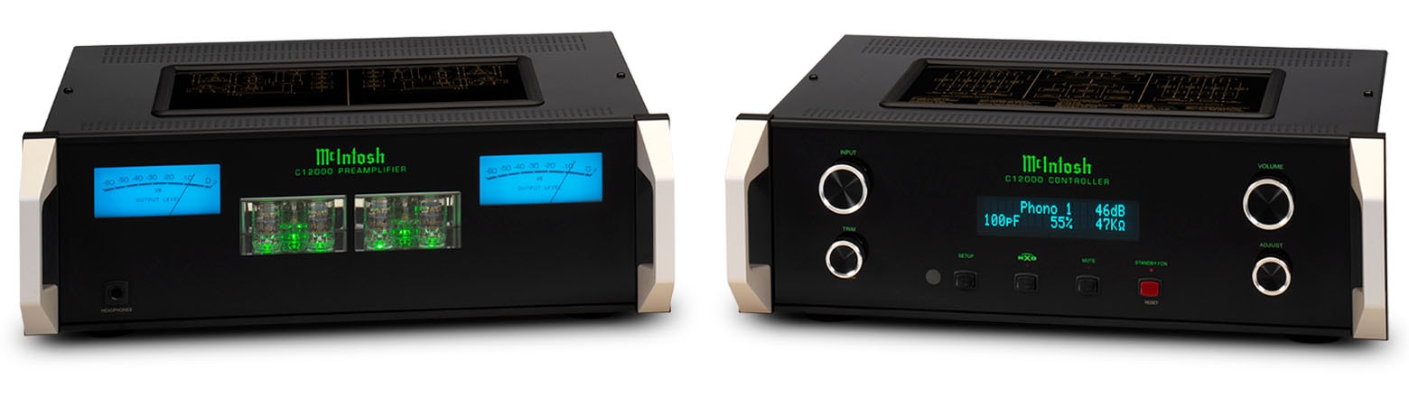 Moduly McIntosh C12000 Preamplifier a C12000 Controller vedle sebe s modrými měřiči a zeleně prosvícenými elektronkami na čelním panelu z černého skla