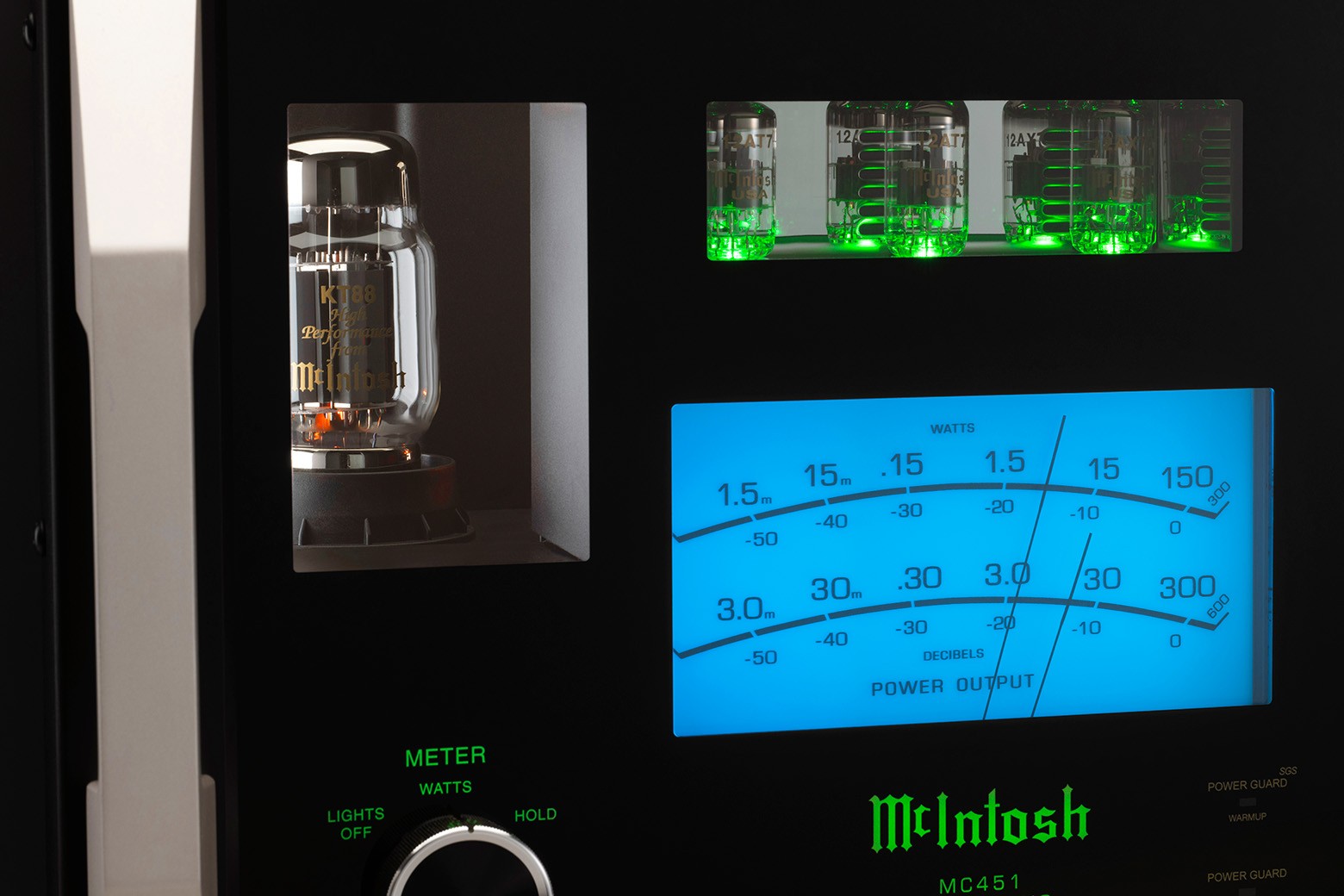 Detail předního panelu McIntosh MC451 — rozžhavená elektronka KT88, zeleně podsvícené signálové elektronky a modrý měřič výkonu DualView