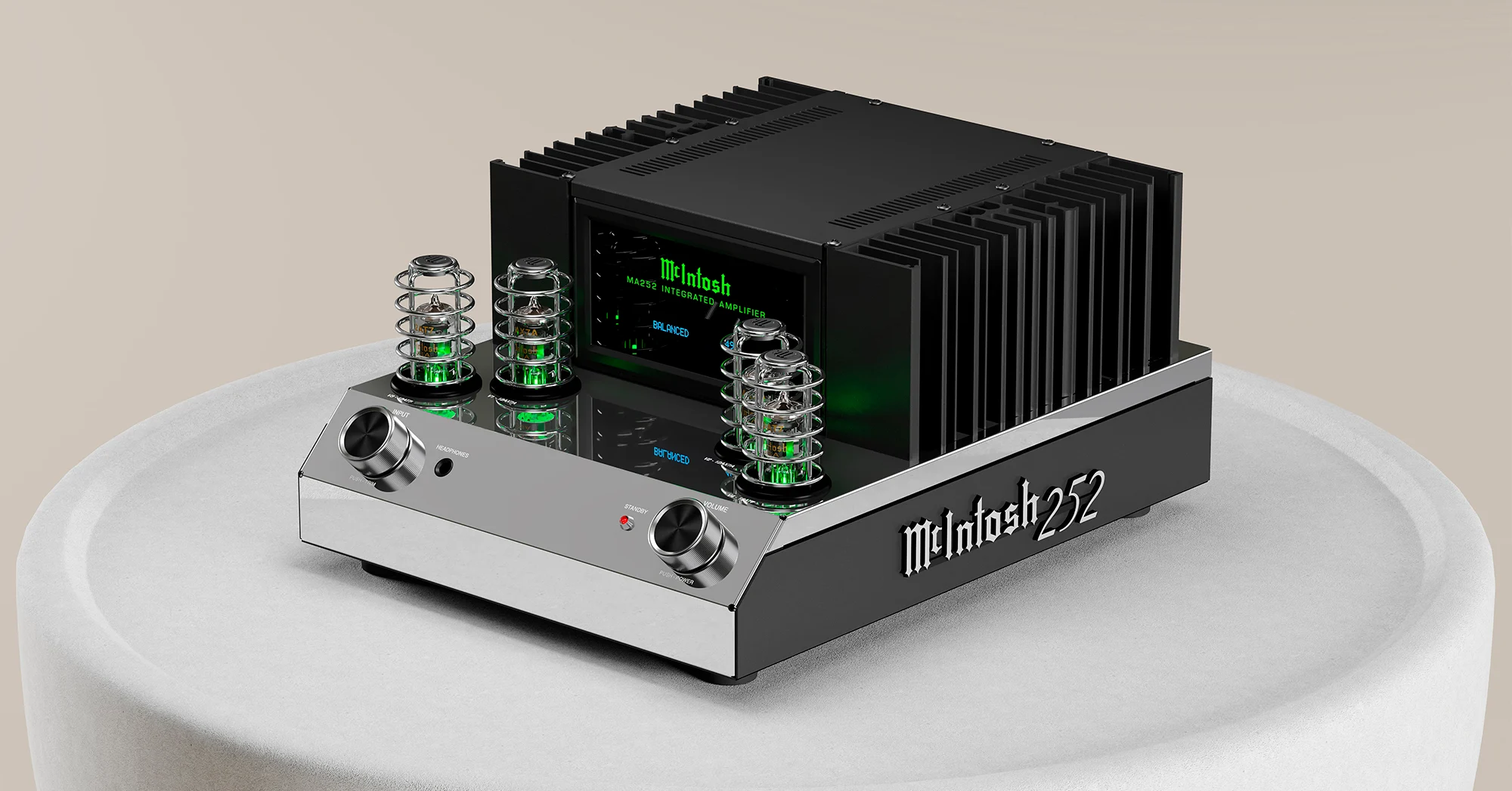 McIntosh MA252 na světlém soklu, boční pohled na chladiče a elektronky