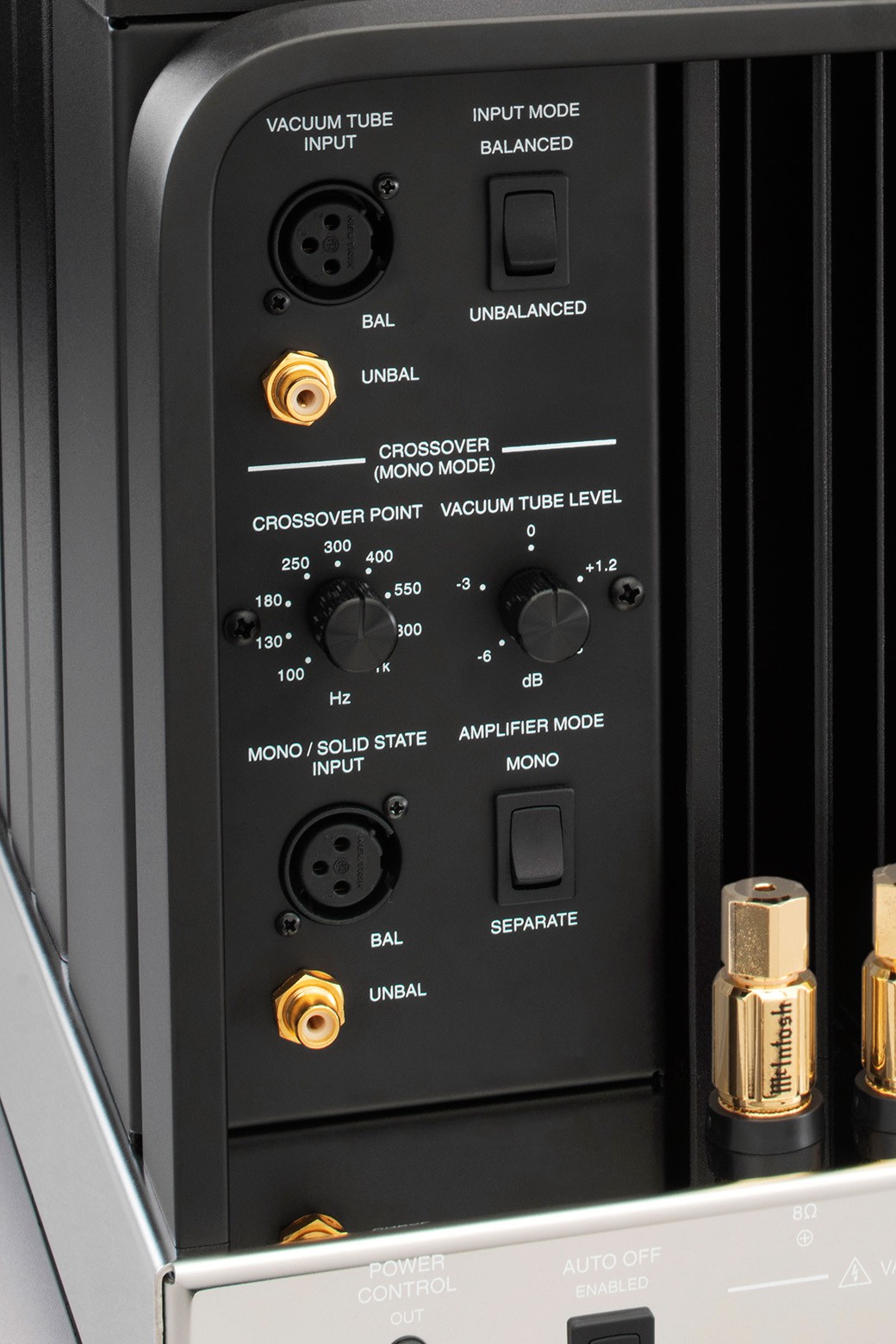 Zadní panel McIntosh MC451 s ovladačem CROSSOVER POINT, regulací úrovně elektronek a zlacenými svorkami Solid Cinch