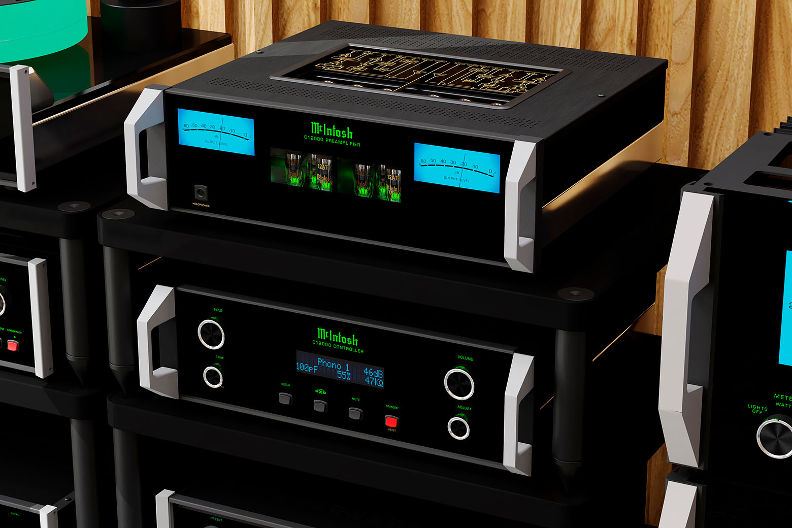 McIntosh C12000 naskládaný v audio racku z tmavého dřeva vedle dalších komponentů McIntosh s rozsvícenými modrými měřiči