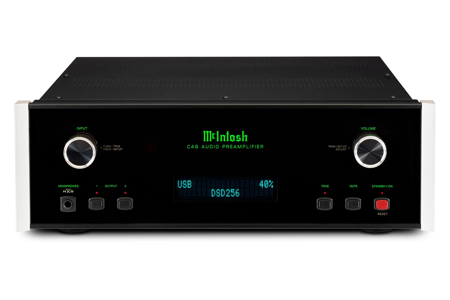 Pohled na přední panel a horní hranu McIntosh C49 z černého skla, na displeji svítí USB a DSD256