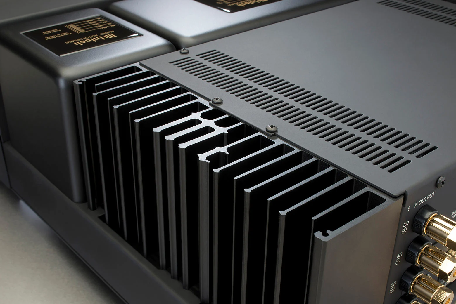 Detail monogramovaného chladiče McIntosh ve tvaru písmen Mc a transformátoru Autoformer u modelu MA7200