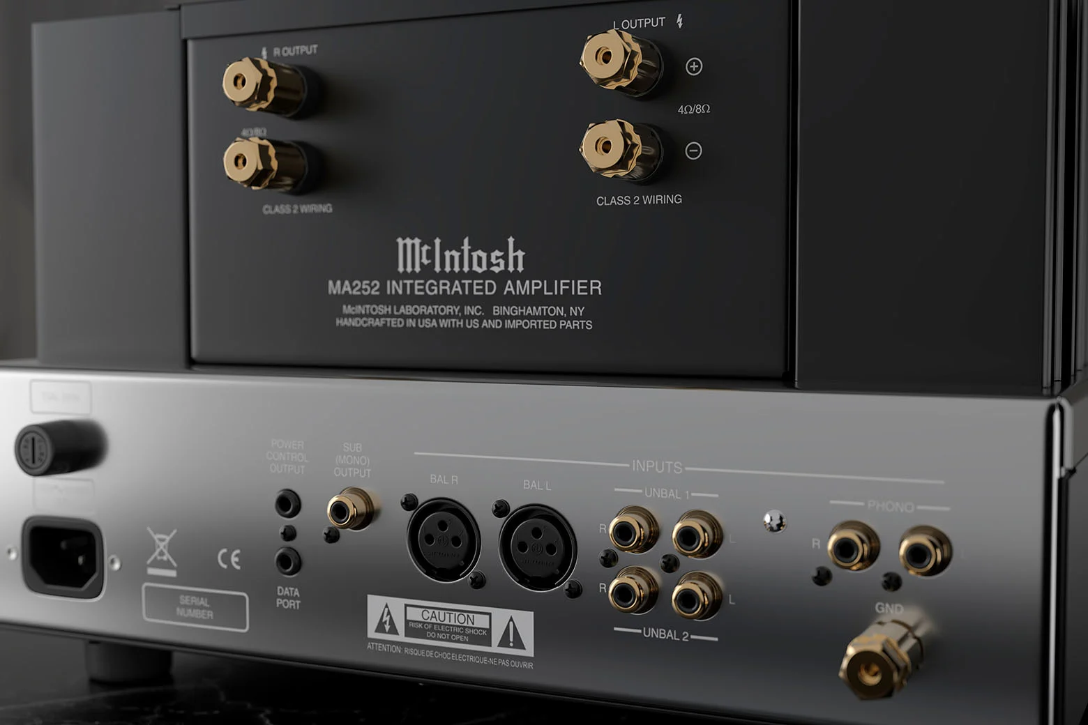 Zadní panel McIntosh MA252 s pozlacenými reproduktorovými terminály, symetrickými a nesymetrickými vstupy a gramofonovým vstupem