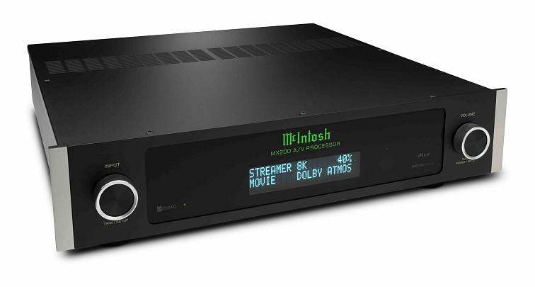 Čelní pohled na A/V procesor McIntosh MX200 s podsvíceným zeleným logem a modrým displejem