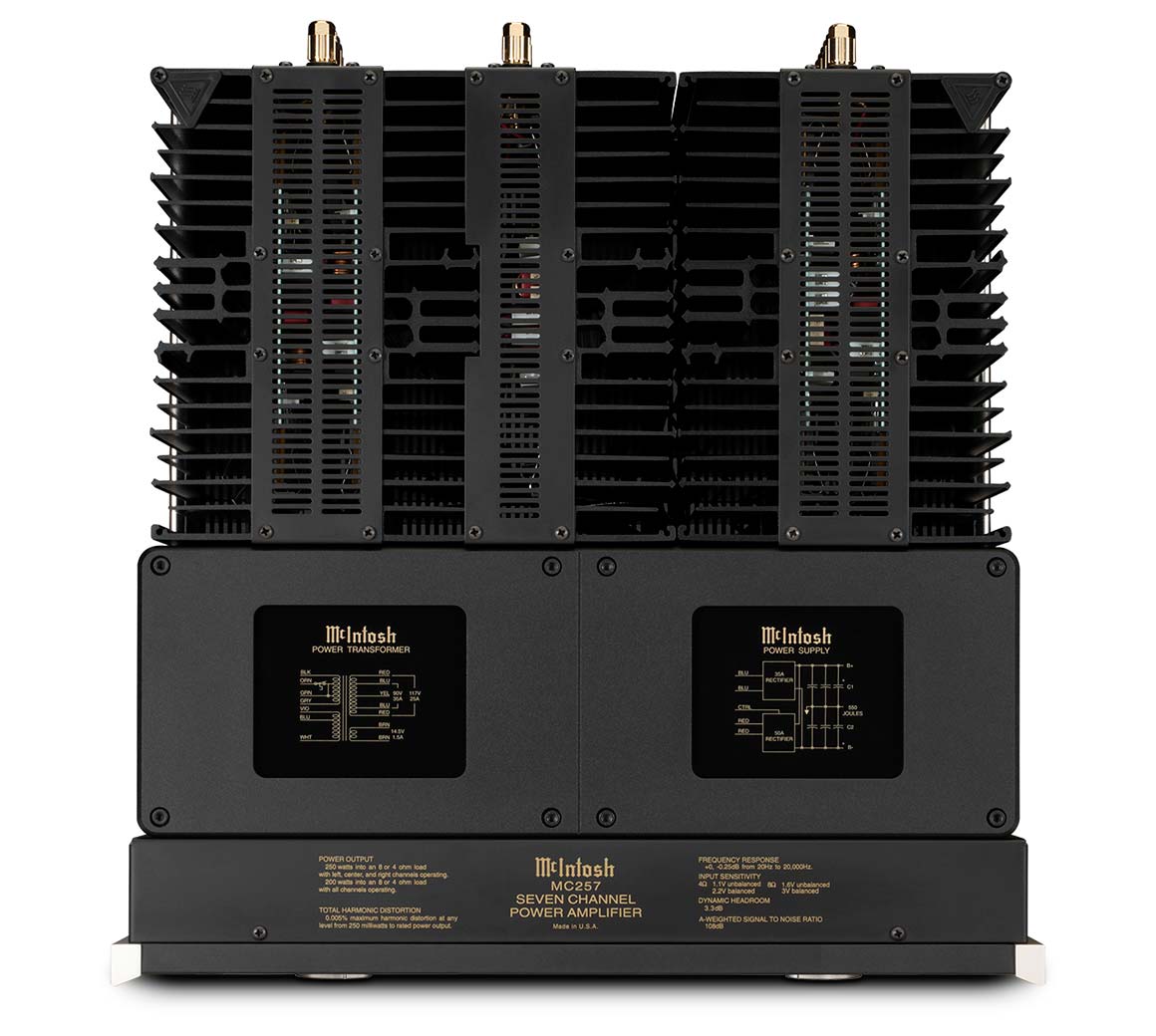Pohled na horní stranu McIntosh MC257 s pěti chladiči Monogrammed Heatsinks™ a schématy napájecího transformátoru a zdroje