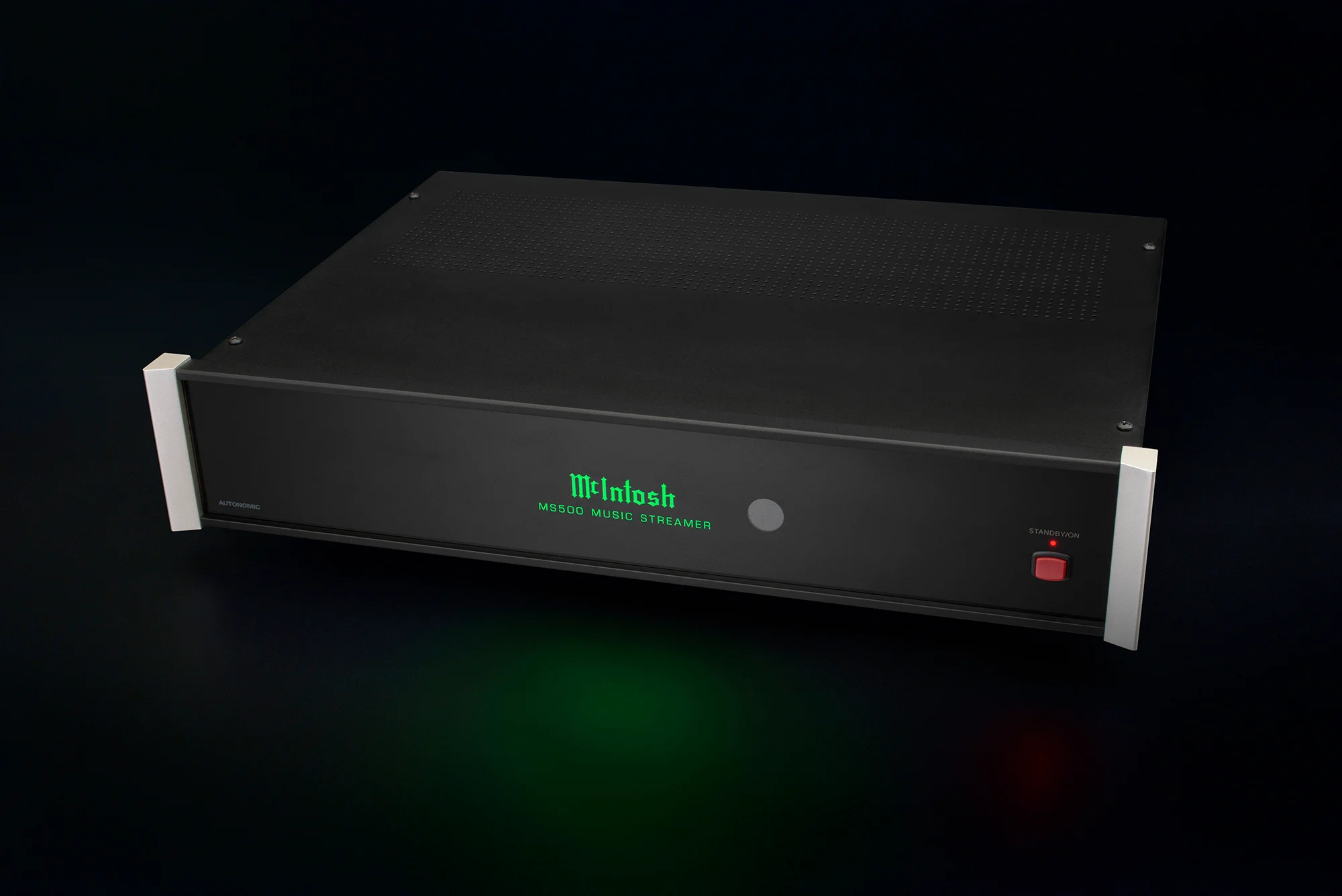 McIntosh MS500 v pohledu zešikma v tlumeném interiéru — černý panel se zeleným nápisem MS500 Music Streamer