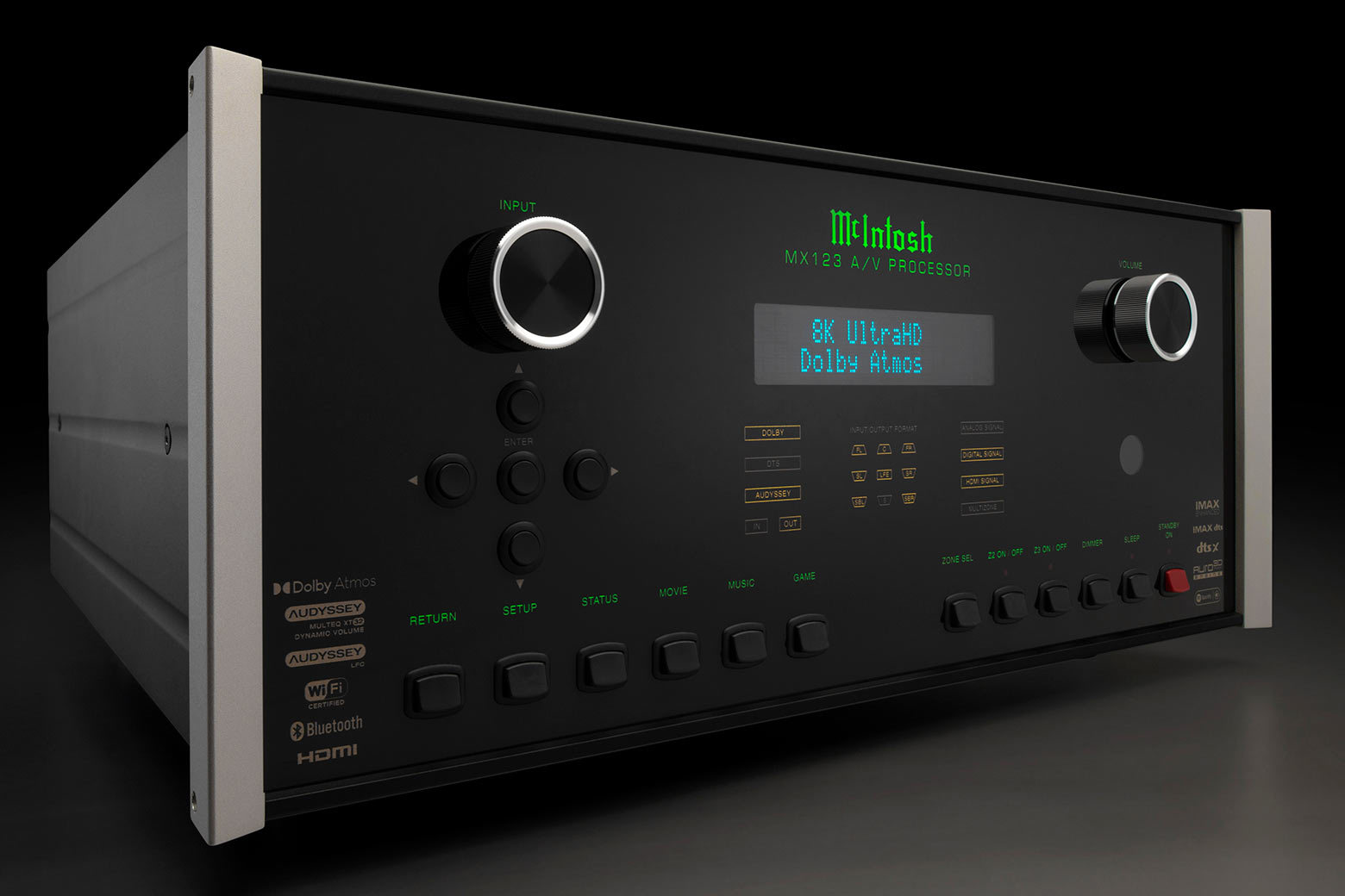 Čelní panel McIntosh MX123 se zeleným písmem, displejem 8K UltraHD Dolby Atmos a logy IMAX, DTS:X a Auro-3D