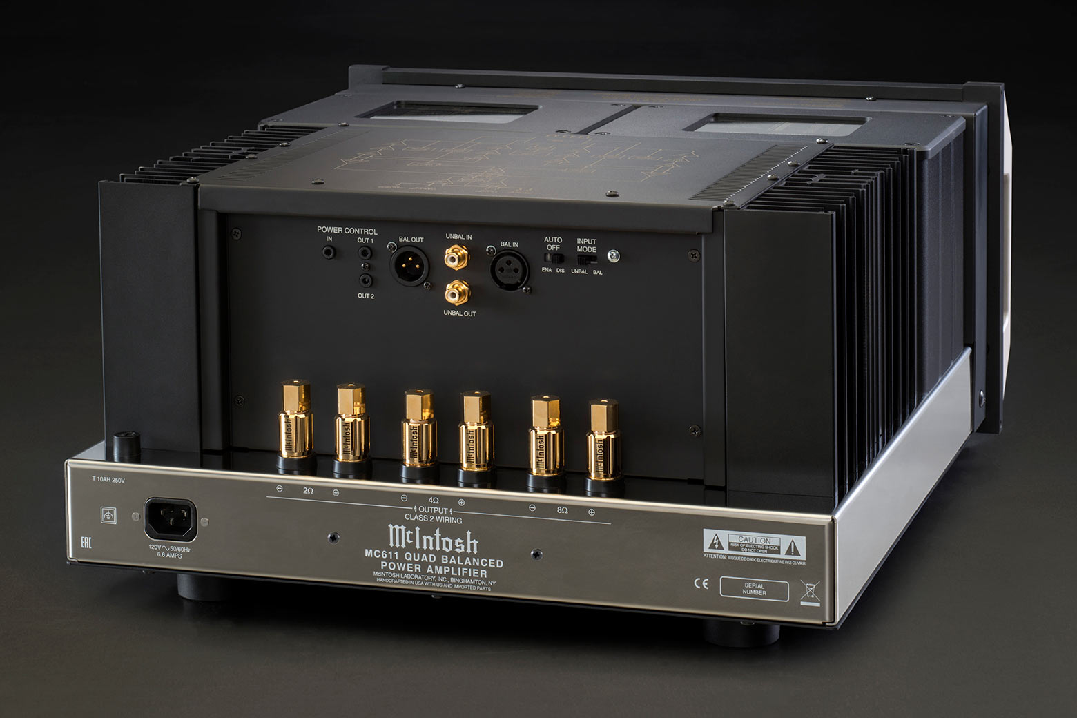 Zadní strana McIntosh MC611 se zlacenými svorkami Solid Cinch pro 2, 4 a 8 ohmů a symetrickými i nesymetrickými vstupy