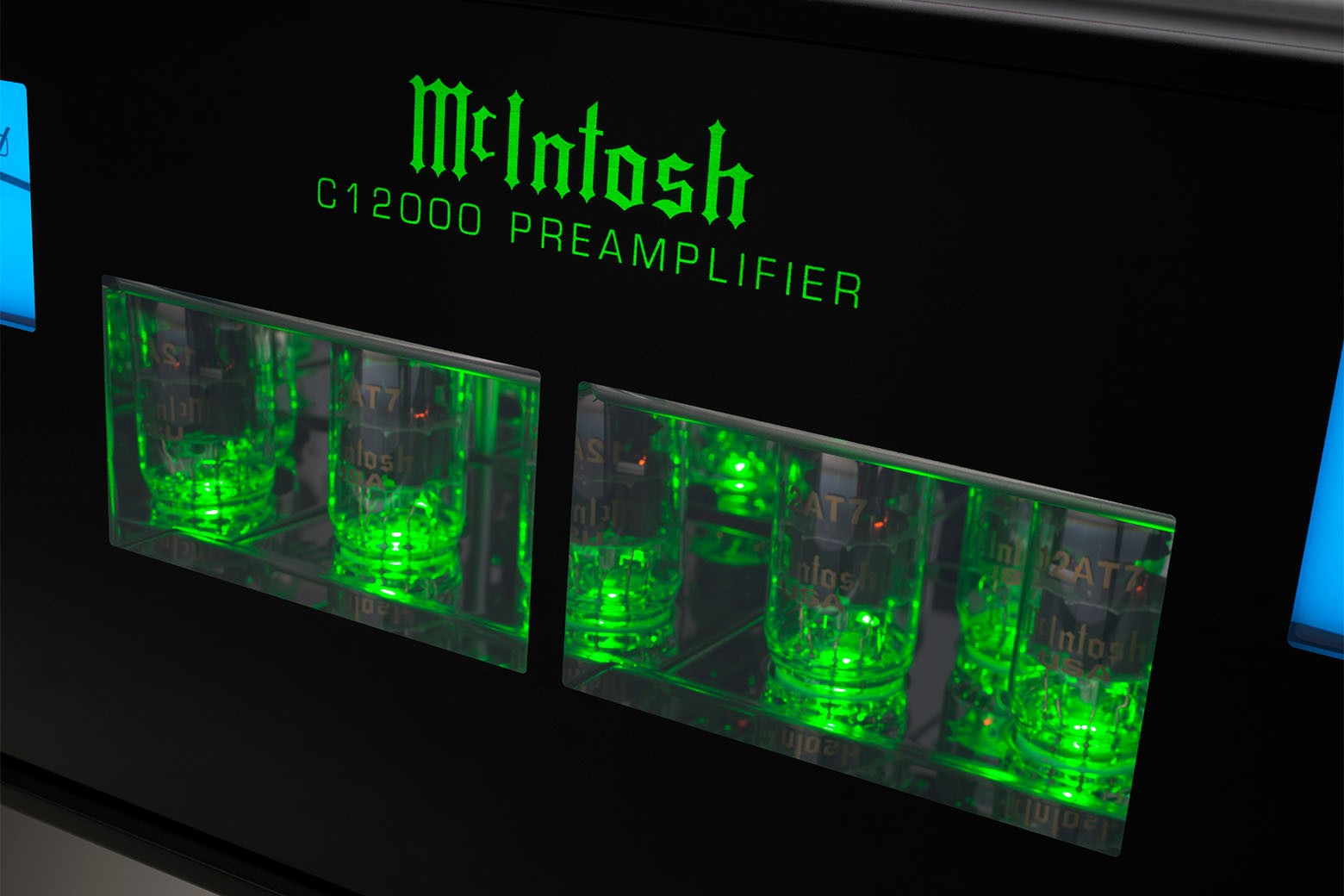 Detailní záběr na zeleně prosvícené elektronky 12AT7 viditelné přes okénko v čelním panelu modulu C12000 Preamplifier