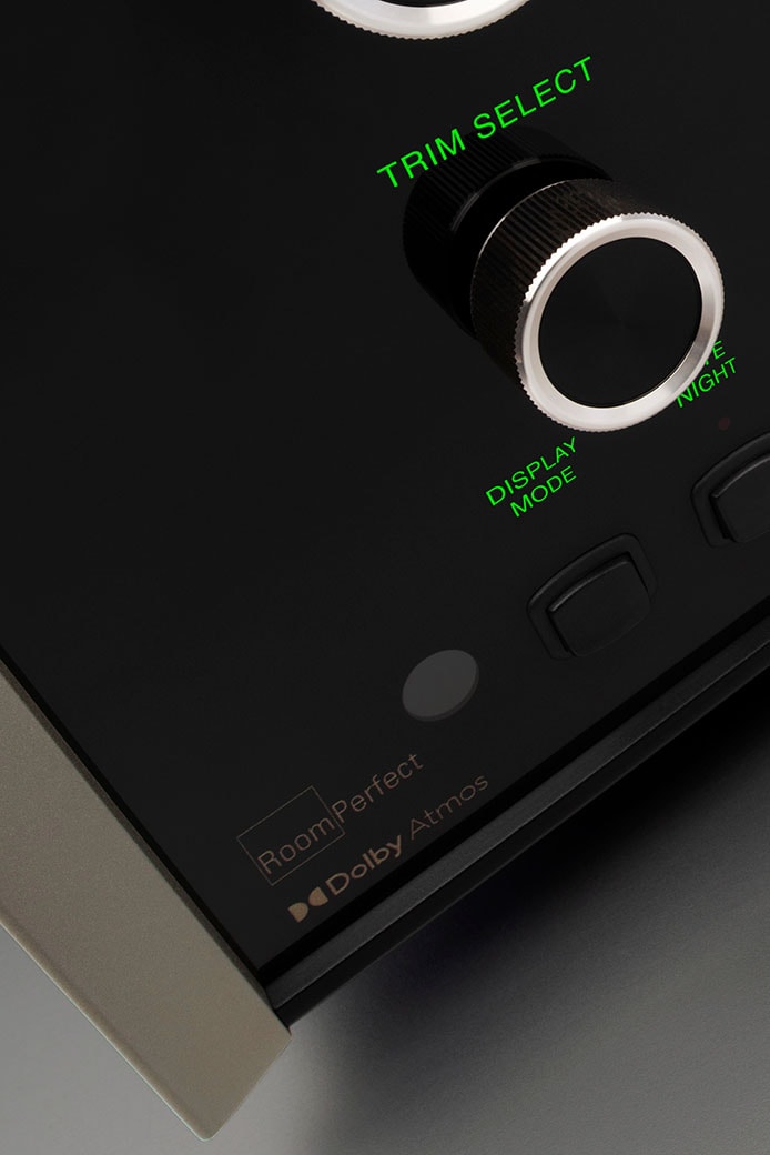 Detail čelního panelu McIntosh MX180 s ovladači a podsvícenými indikátory formátu