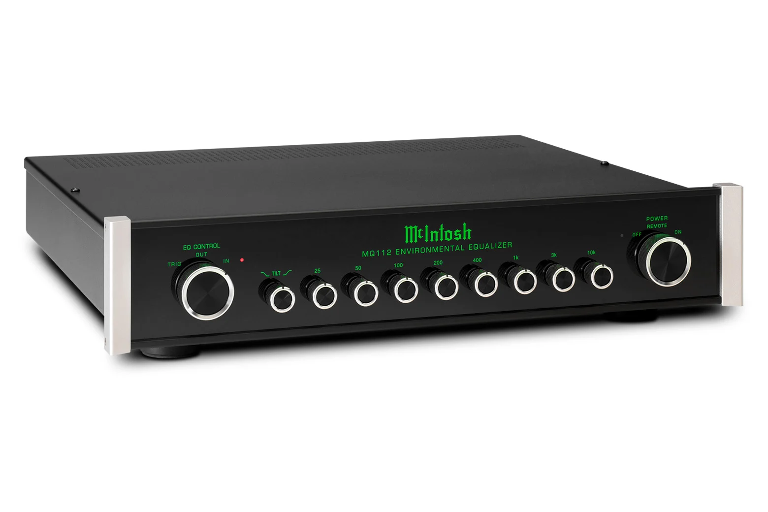 McIntosh MQ112 v pohledu zešikma — černý skleněný panel s osmi otočnými ovladači pásem a zeleným podsvícením McIntosh
