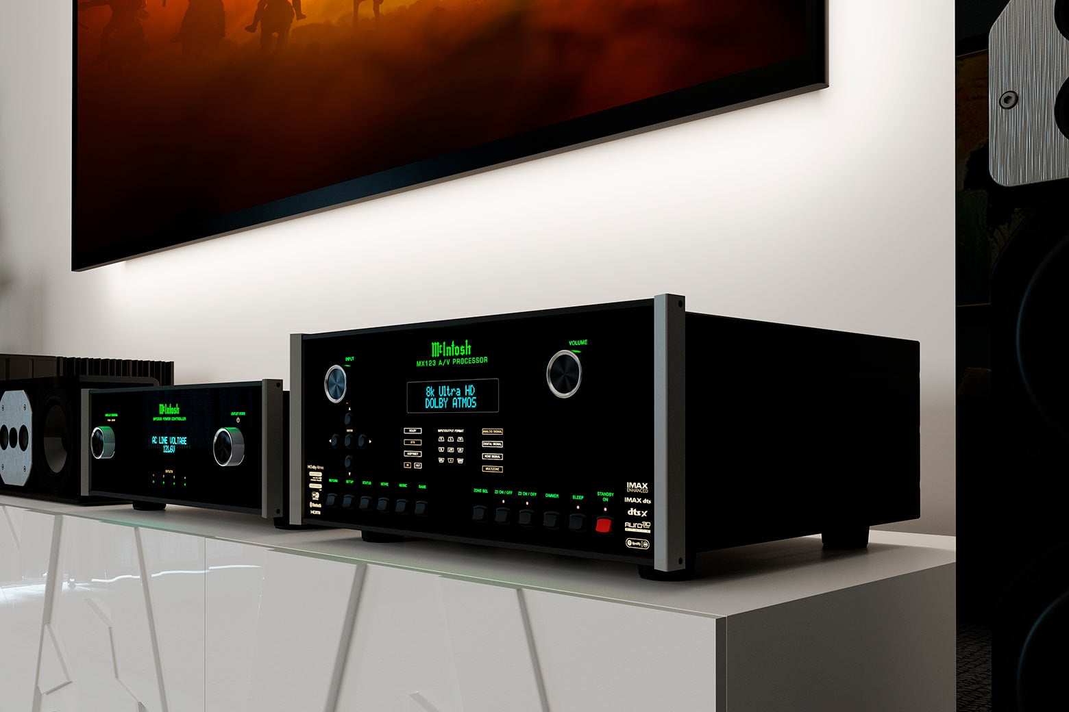McIntosh MX123 v sestavě domácího kina pod nástěnnou obrazovkou s hlášením 8K Ultra HD a Dolby Atmos