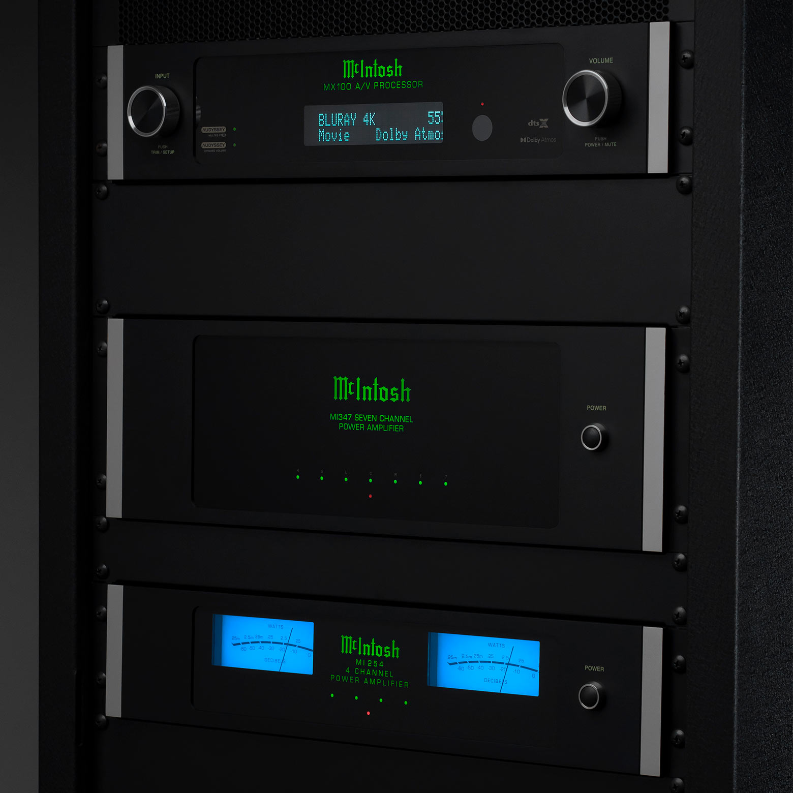 McIntosh MI347 a MI254 nainstalované nad sebou v A/V racku, šikmý pohled