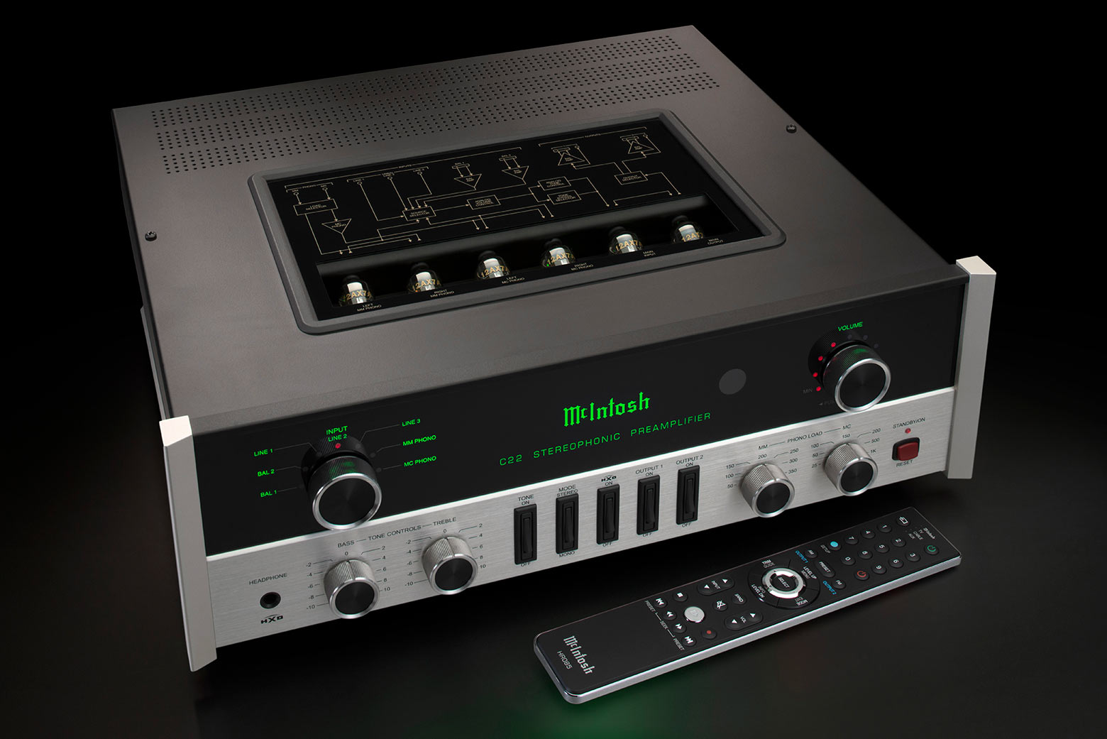 McIntosh C22 Mk V z úhlu se systémovým dálkovým ovladačem položeným před přístrojem, viditelné gravírované schéma na horní desce