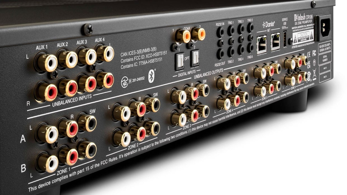 McIntosh CR106 z čelního pohledu připravený k zapojení do sestavy
