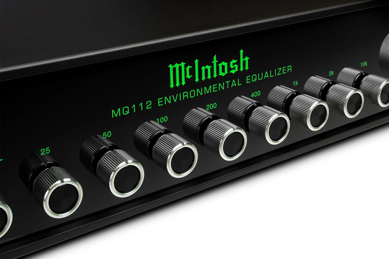 Detail osmi otočných ovladačů pásem ekvalizéru McIntosh MQ112 zblízka